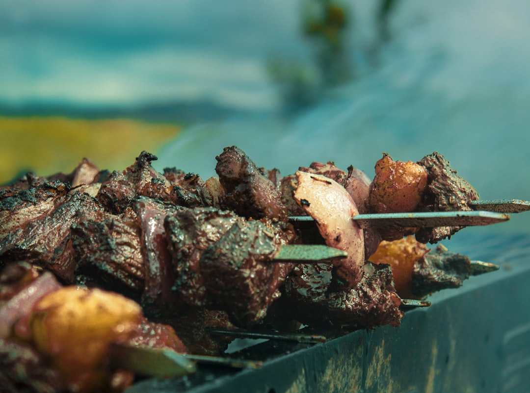 découvrez nos délicieuses brochettes de bœuf, parfaitement marinées et grillées pour un repas savoureux et convivial.