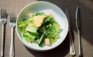 découvrez notre recette classique de salade césar, fraîche et savoureuse, parfaite pour un repas léger ou une entrée gourmande.