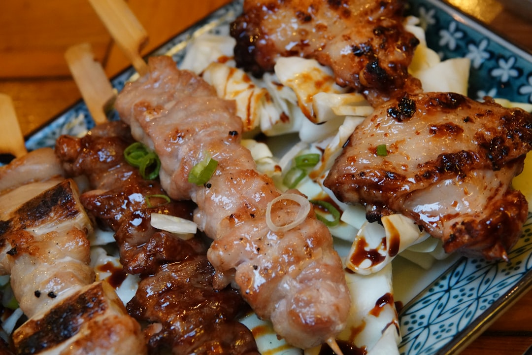 découvrez une recette facile et savoureuse de brochettes de poulet, parfaite pour un repas gourmand et rapide à préparer.