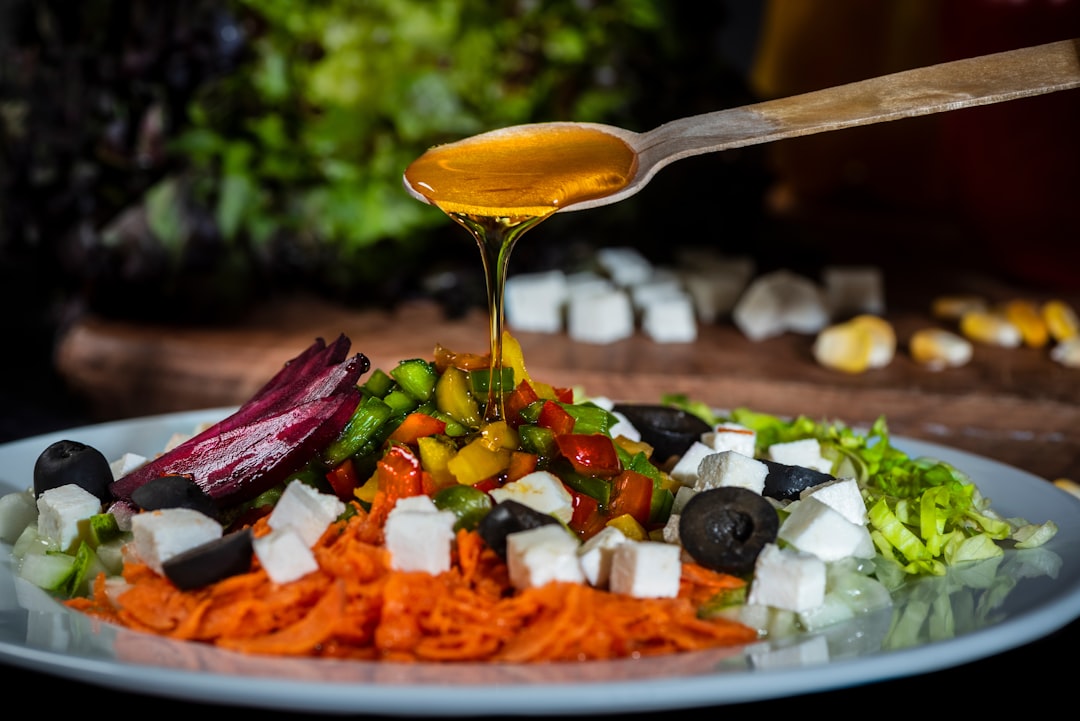 recette de salade grecque fraîche et savoureuse, facile à préparer avec des ingrédients authentiques comme la feta, les olives, les tomates et le concombre.