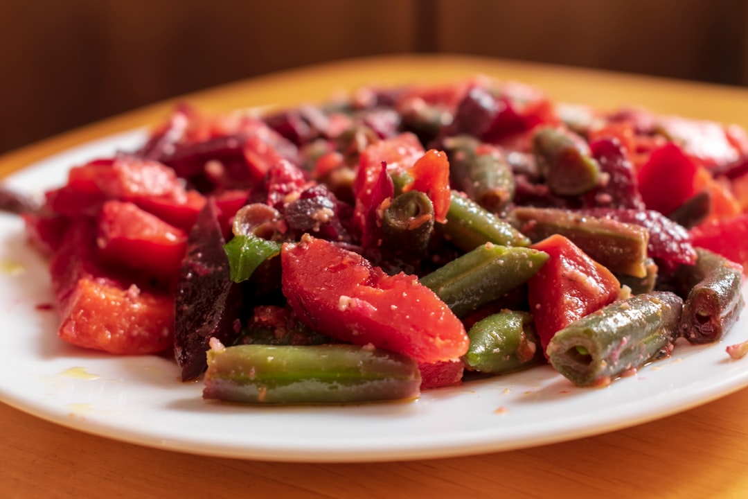 découvrez la recette authentique de la salade niçoise, une délicieuse combinaison de légumes frais, œufs, thon et olives, parfaite pour un repas sain et savoureux.