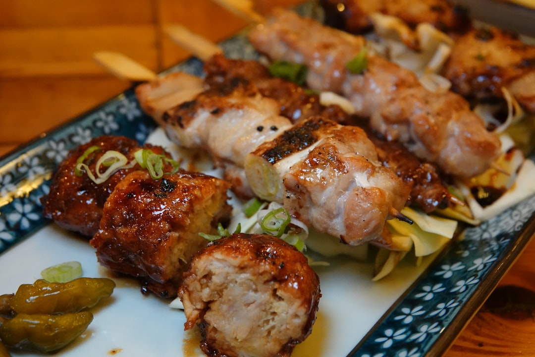 délicieuses brochettes de porc marinées et grillées, parfaites pour un repas savoureux et convivial.