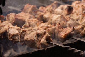 découvrez nos brochettes de porc savoureuses, idéales pour un repas convivial et plein de goût. parfaites à griller ou à cuisiner à la poêle.