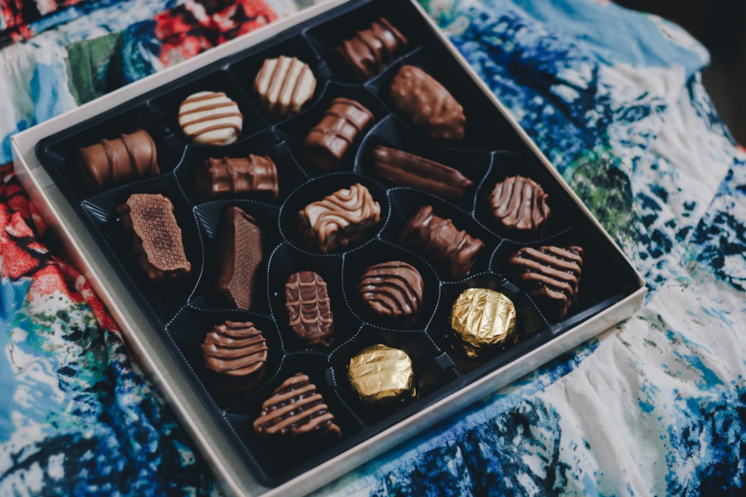 livraison de chocolat artisanal de haute qualité, préparé avec soin pour les amateurs de saveurs authentiques. commandez en ligne et savourez le goût unique de nos créations chocolatées.