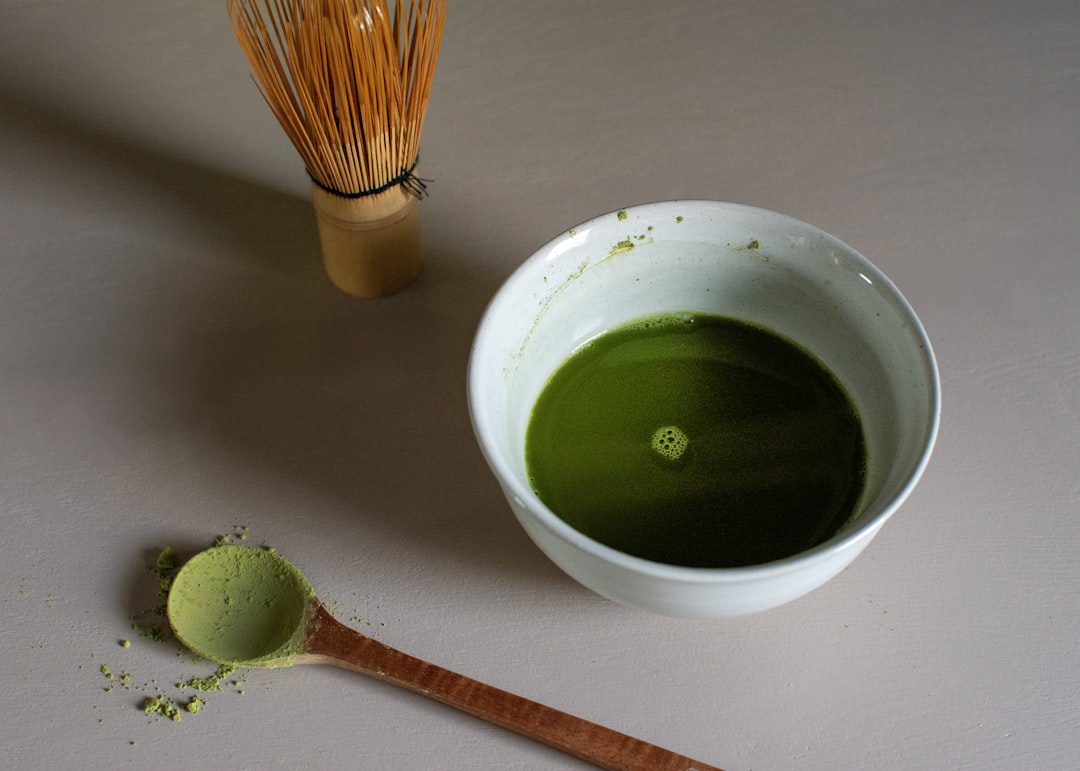 découvrez comment préparer parfaitement le thé matcha, de la sélection des feuilles à la cérémonie traditionnelle, pour savourer ce breuvage sain et énergisant.
