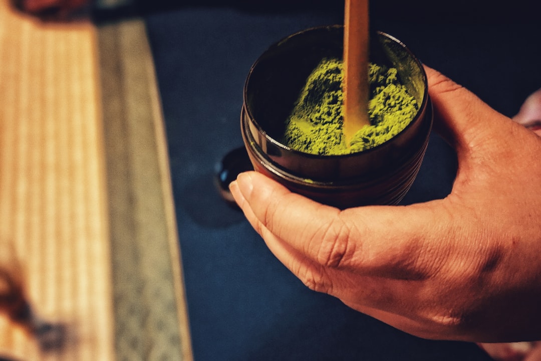 découvrez comment préparer parfaitement le thé matcha grâce à notre guide étape par étape pour une infusion authentique et savoureuse.