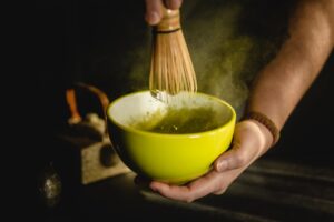 découvrez comment préparer parfaitement le thé matcha avec notre guide étape par étape pour une infusion délicieuse et traditionnelle.